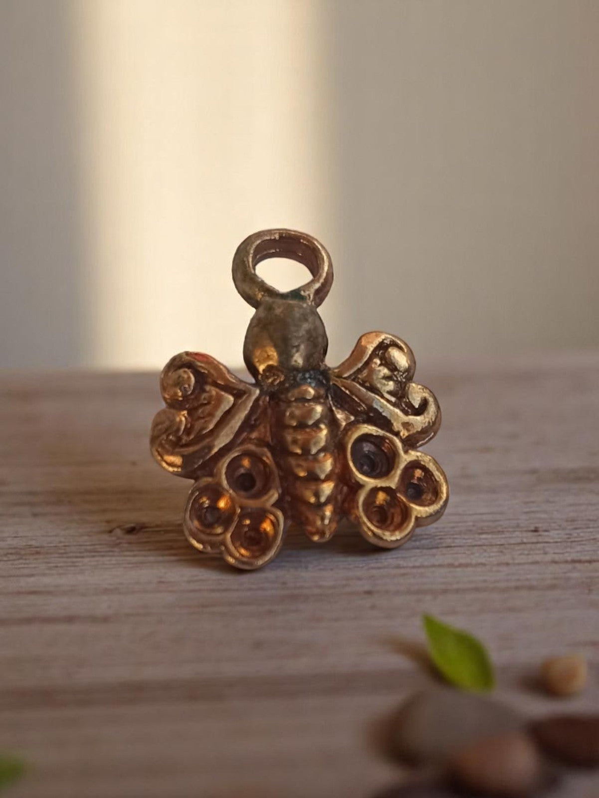 Pendentif vintage abeille métal doré années 50 bijou ancien authentique