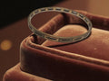 Bracelet ancien ethnique vintage en métal, jonc rigide fin, bijou rétro