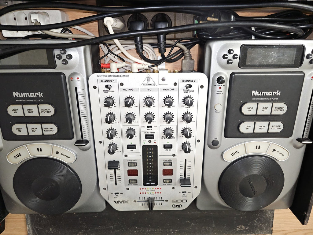 Table de mixage Behringer VMX-200 XPO et Numark DJ Console audio professionnelle