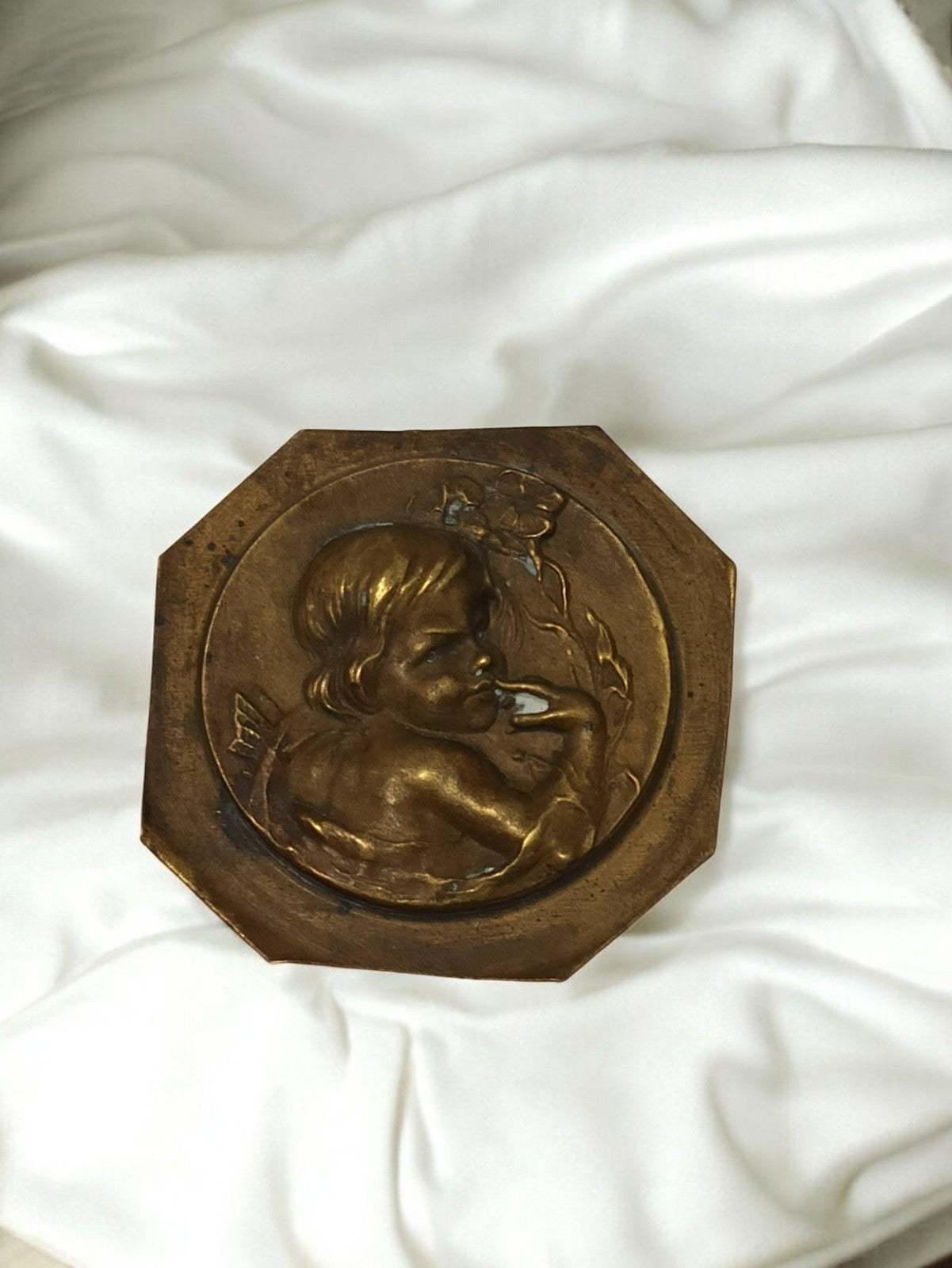 Médaille ancienne ange en relief, style rétro, objet religieux vintage