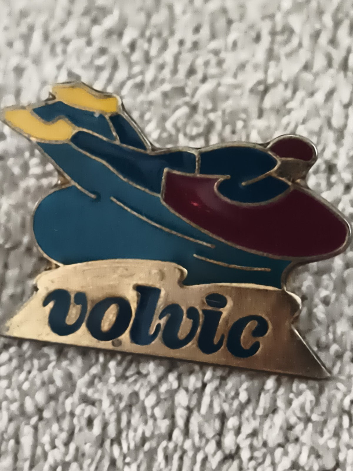Pin's publicitaire Volvic vintage émaillé, logo stylisé, badge ancien (Ref 9)
