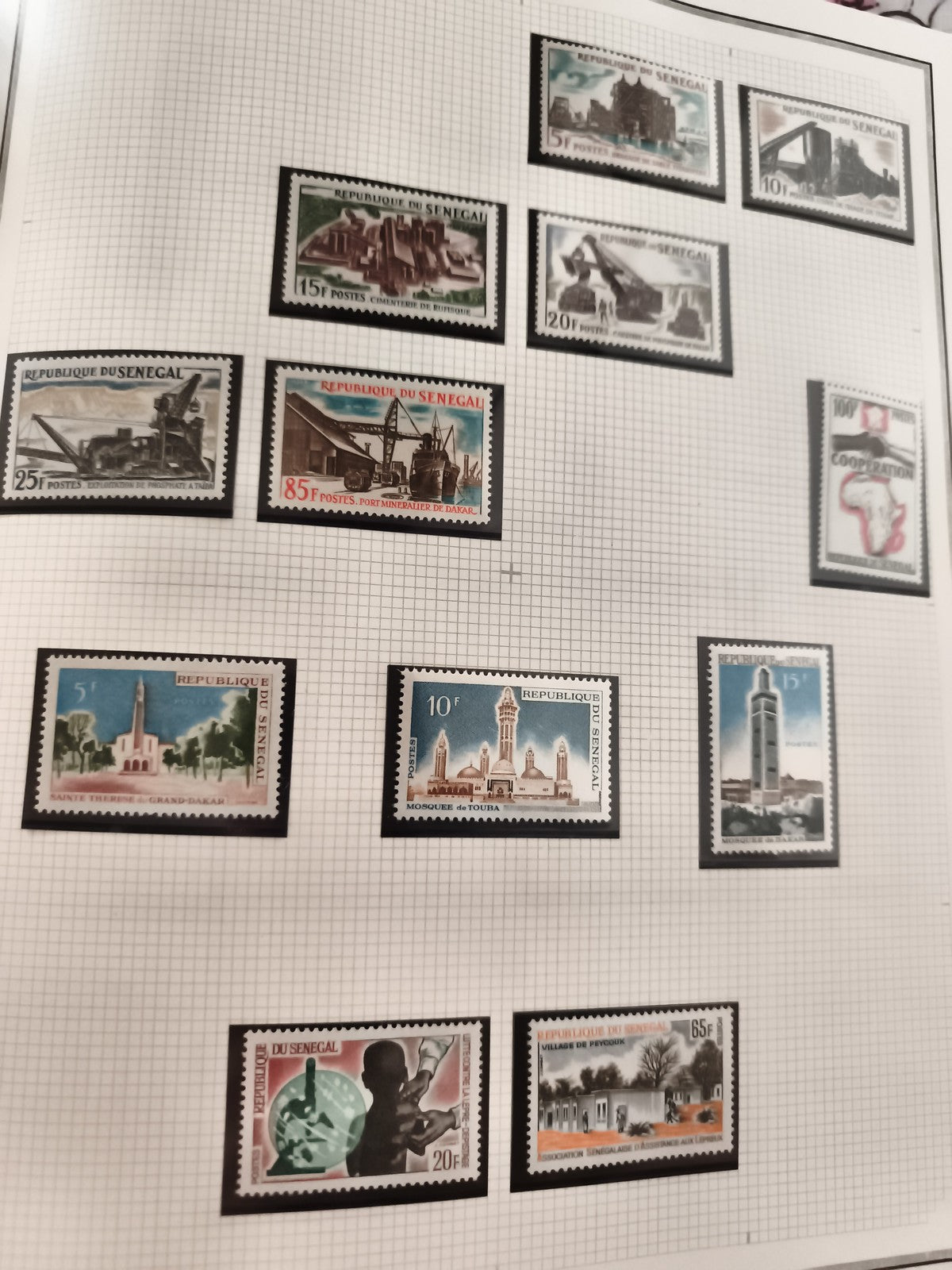 Timbres neufs République du Sénégal anciens, architecture, industrie, années 60