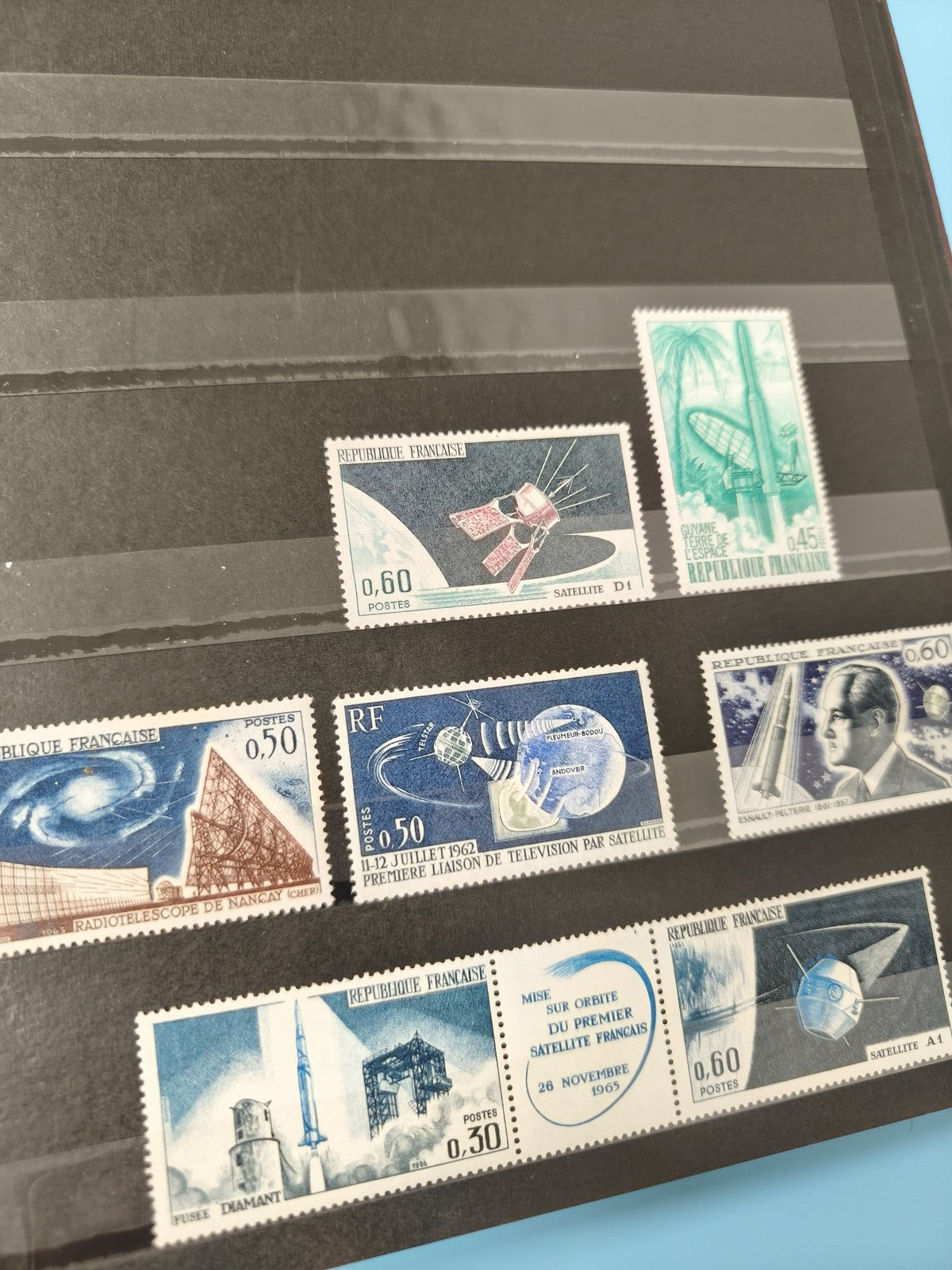 Lot anciens timbres oblitérés France espace fusées satellites collection vintage