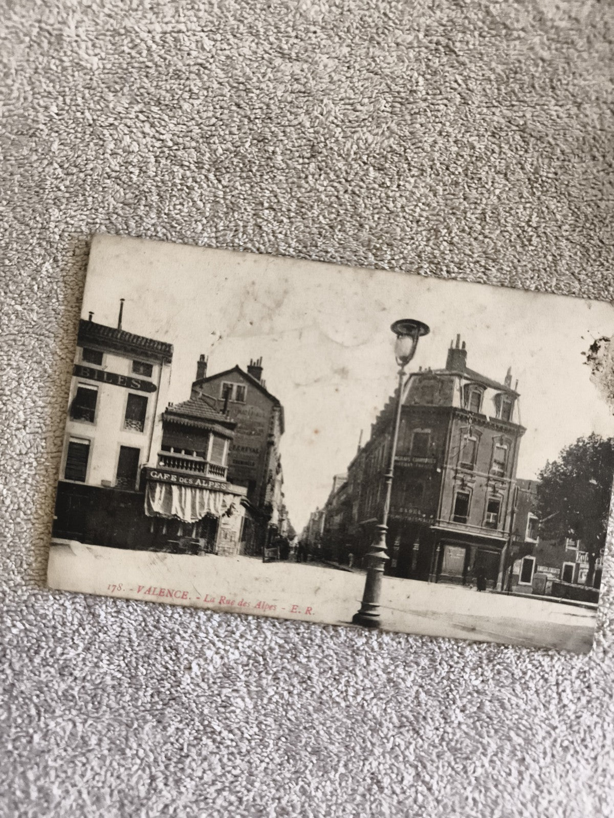 CPA Valence Rue des Alpes café immeubles lampadaire photo ancienne