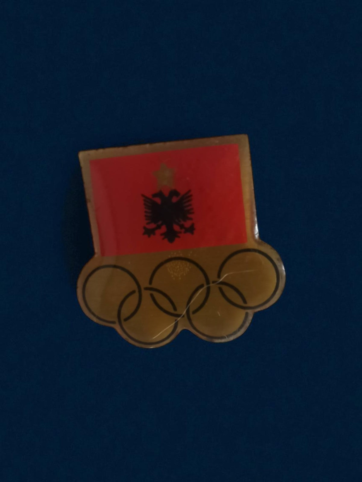 Pin's ancien Jeux Olympiques Albanie rétro, badge vintage drapeau, publicité