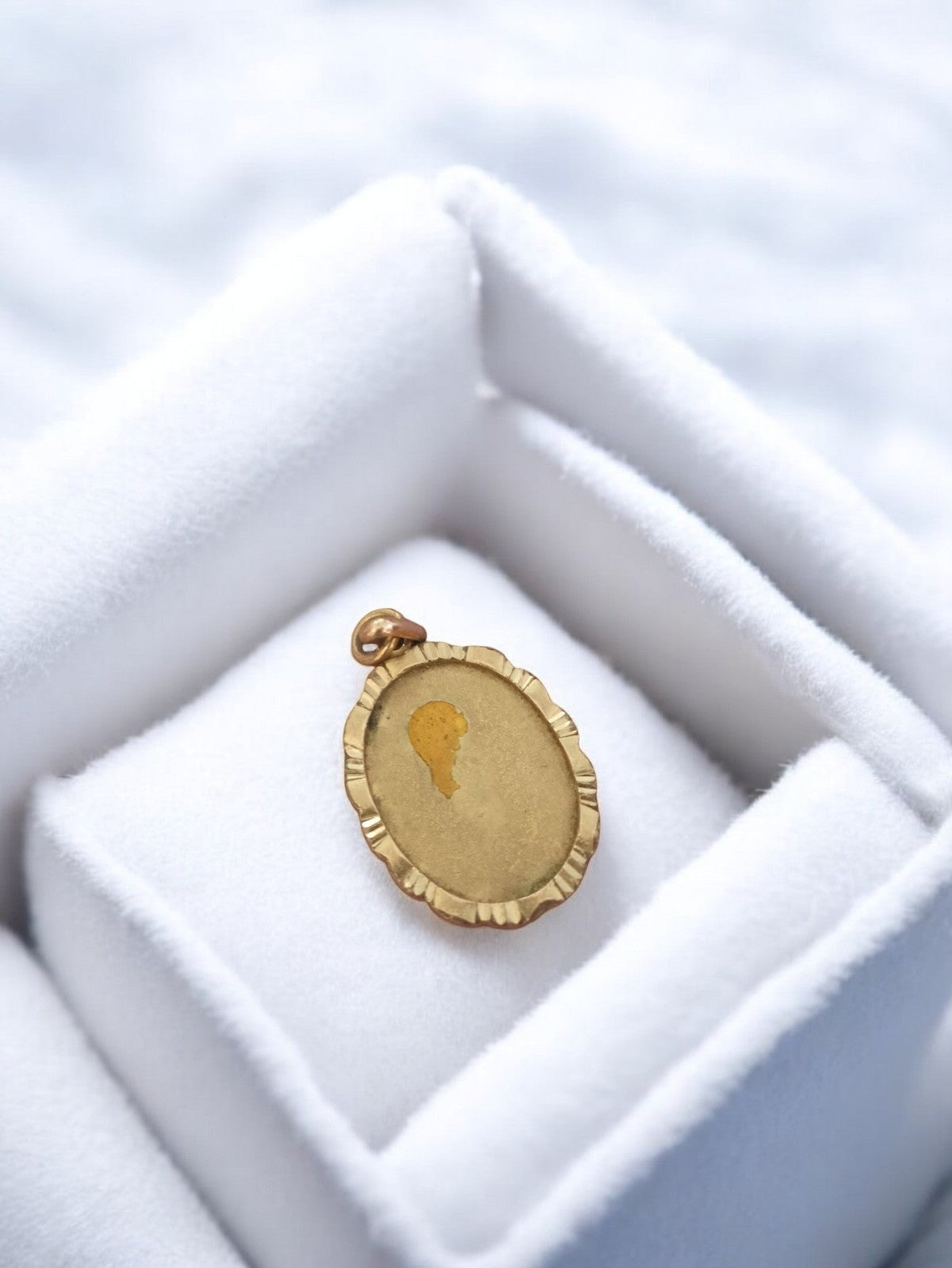 Pin's vintage ancien ovale doré silhouette rétro collection badge broche déco
