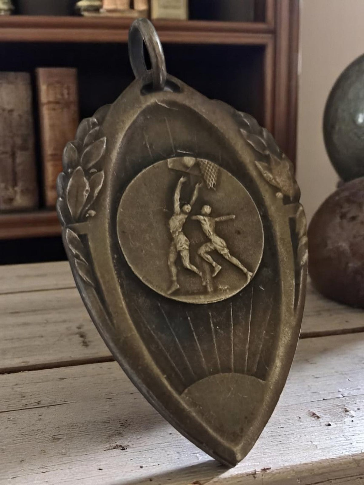Médaille basket vintage en métal, trophée rétro, relief joueurs anciens