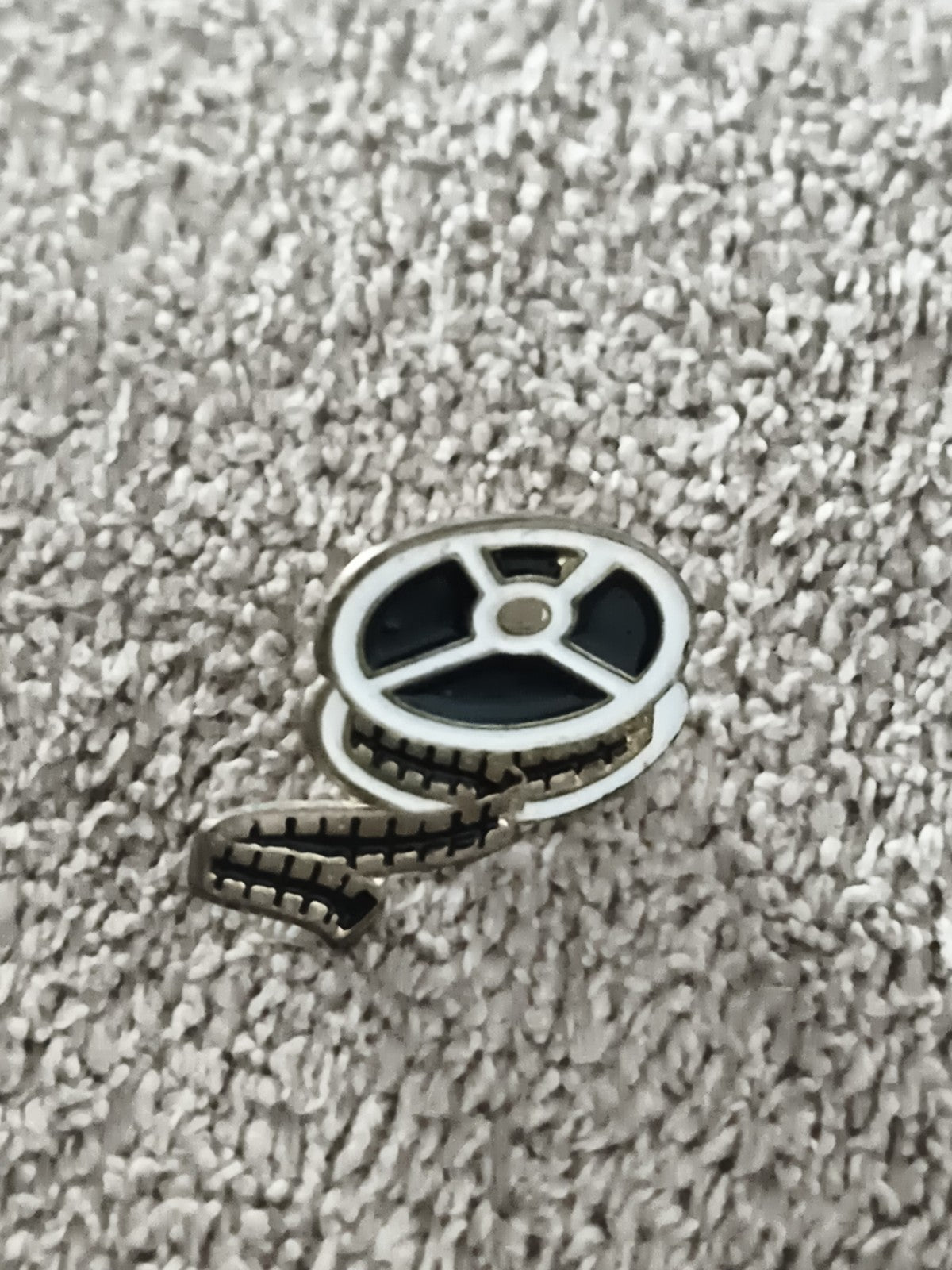 Pin's vintage bobine de film cinéma noir blanc, accessoire rétro (Ref 10)