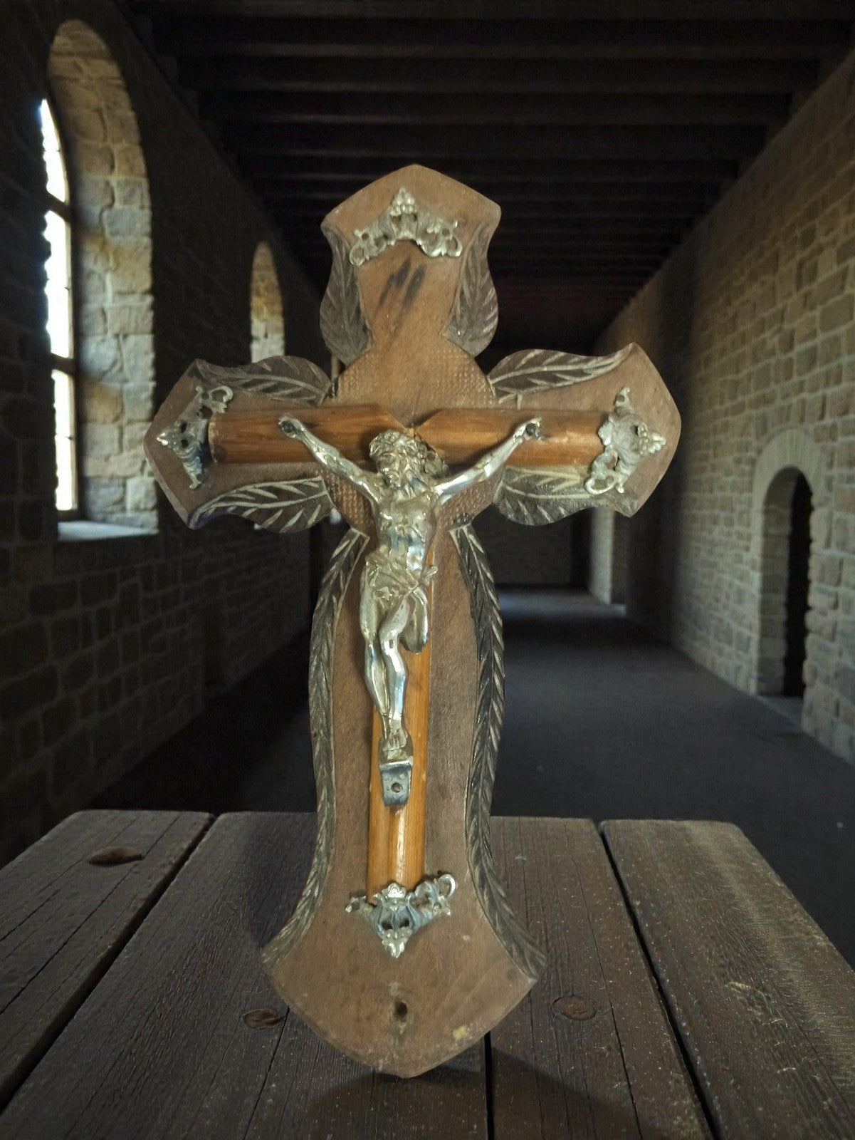 Croix murale ancienne bois et métal, crucifix vintage religieux déco rétro
