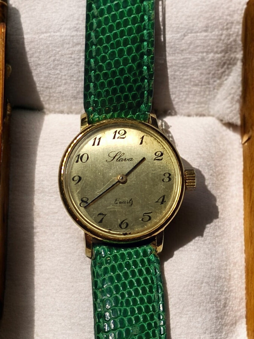 Montre femme Slava vintage quartz cadran doré bracelet vert élégant rétro