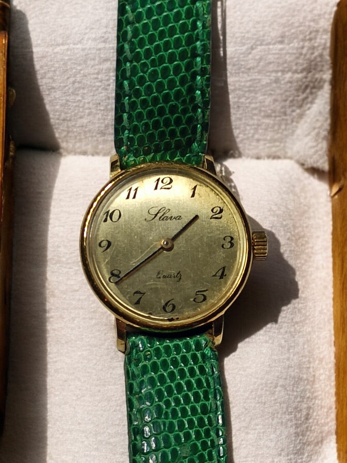 Montre femme Slava vintage quartz cadran doré bracelet vert élégant rétro