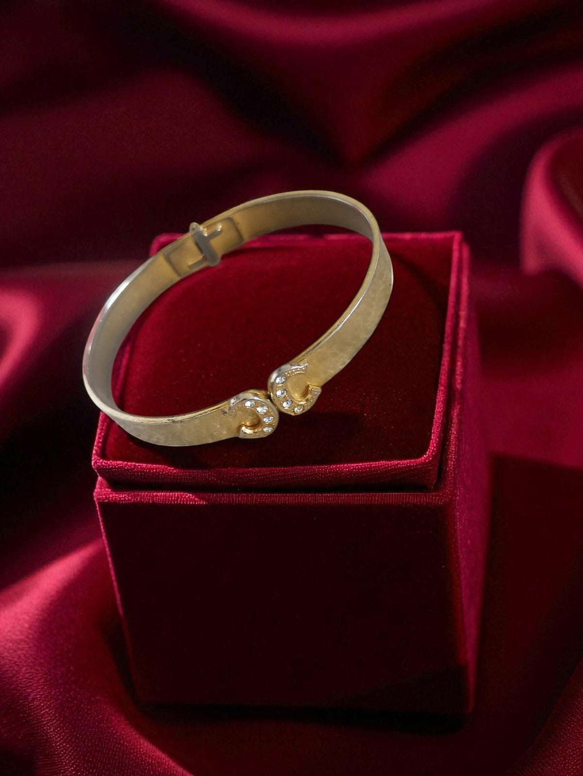 Bracelet jonc vintage doré à strass, style rétro, accessoire élégant femme