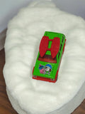 Véhicule miniature vintage vert rouge déco surf, voiture rétro d'occasion