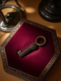 Petite clé ancienne vintage pour porte ou meuble de manoir collection déco rétro
