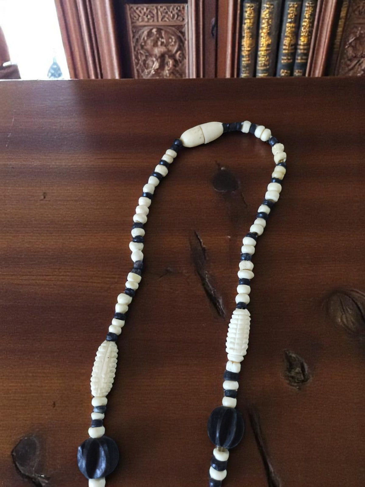 Collier vintage en os sculpté, pendentif ajouré, perles noires et ivoire, ancien