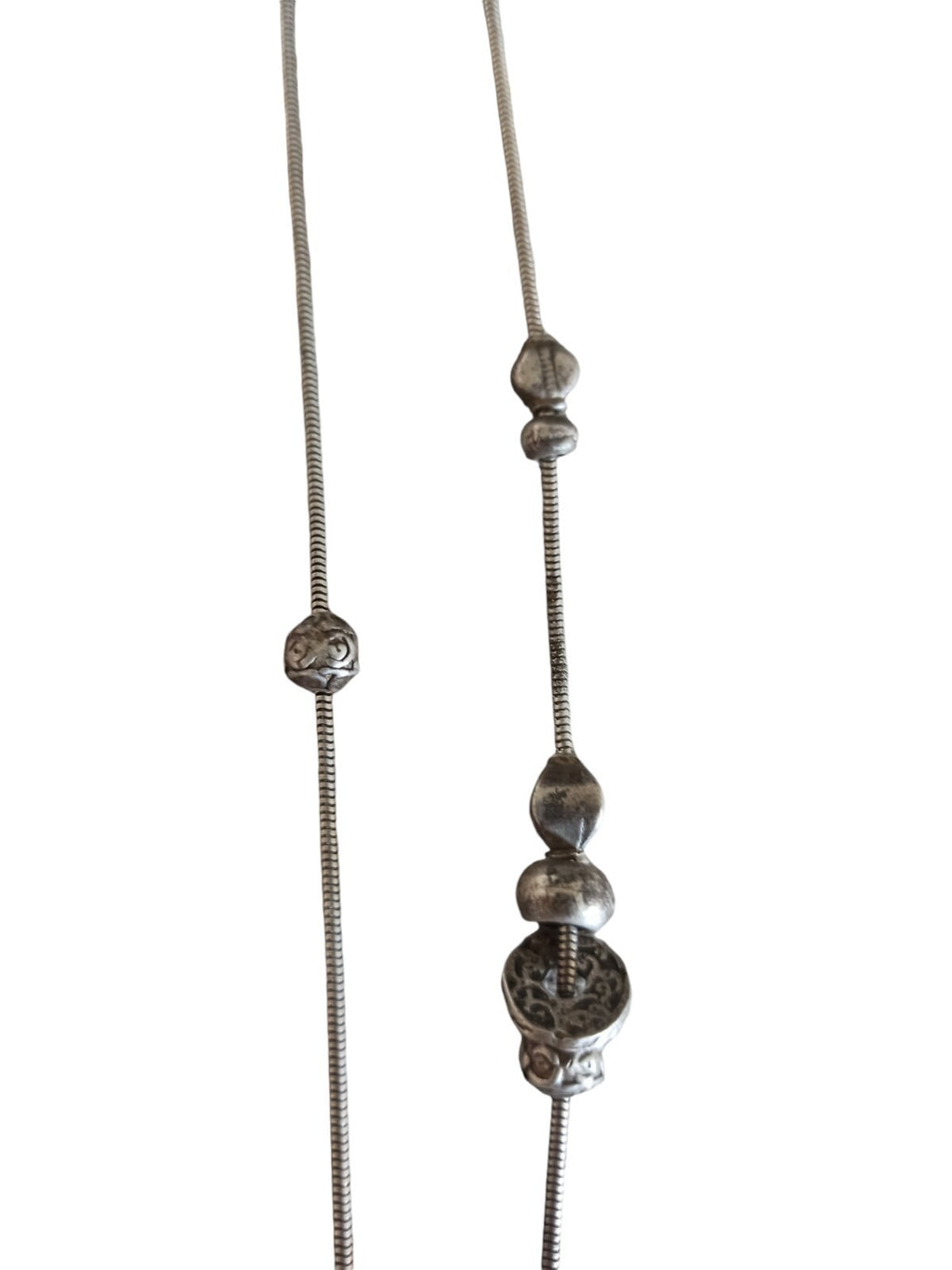 Collier pendentif vintage Entre Guillemets Paris argenté, médaillon rond signé