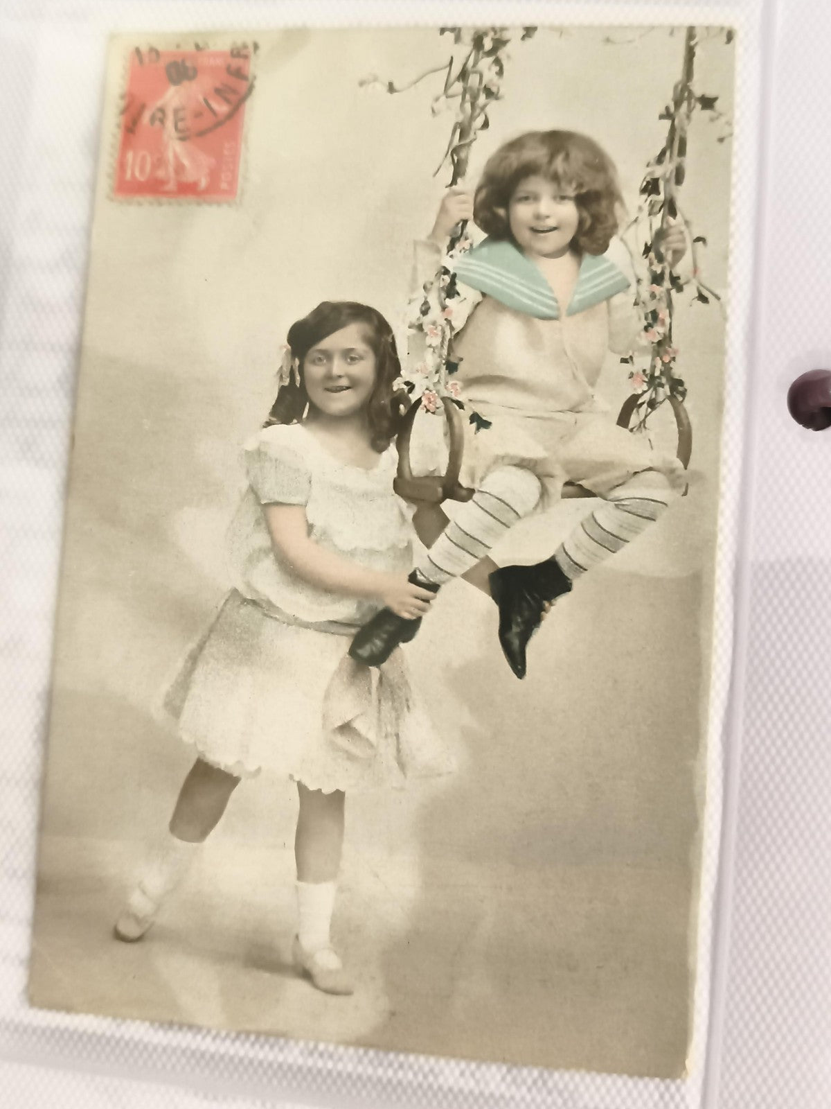 Carte postale ancienne enfants balançoire colorisée début XXe photo vintage
