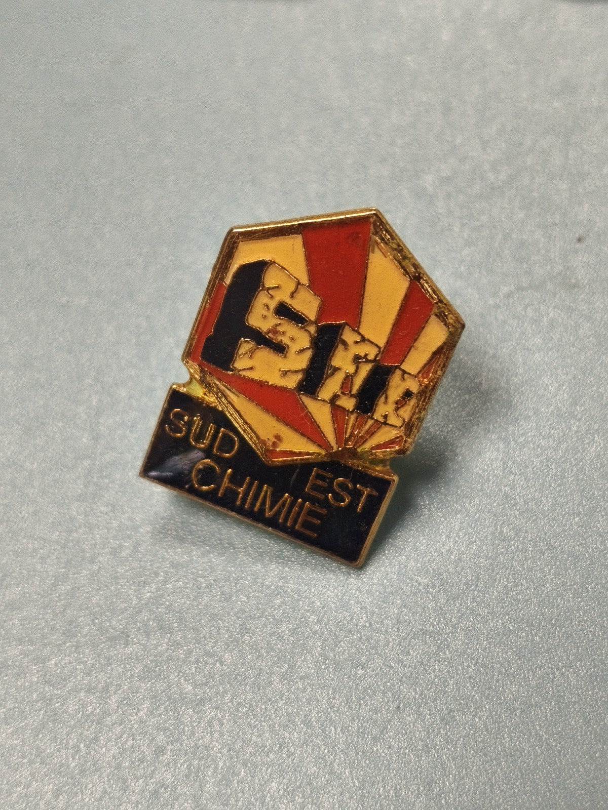 Vintage pin's Sud Est Chimie émaillé, badge ancien, couleurs rouge et jaune