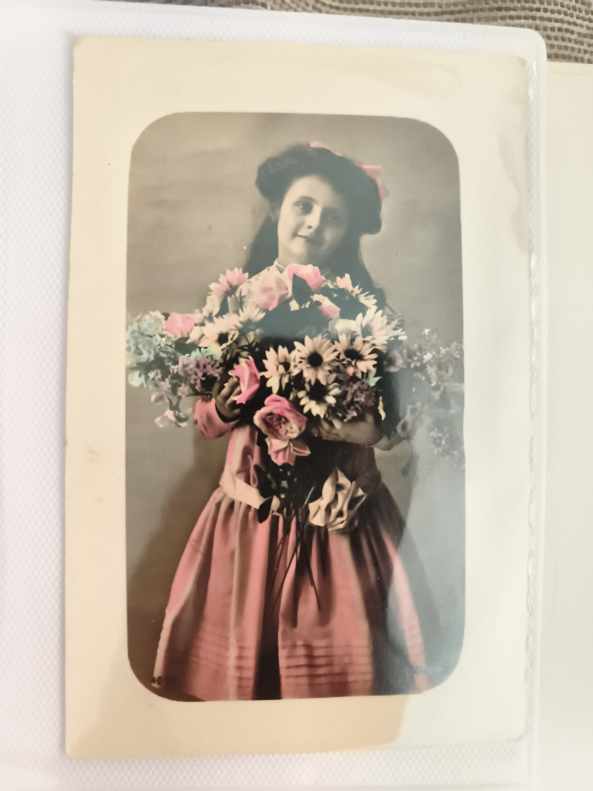 Carte postale ancienne fillette bouquet fleurs colorisée rétro photo vintage