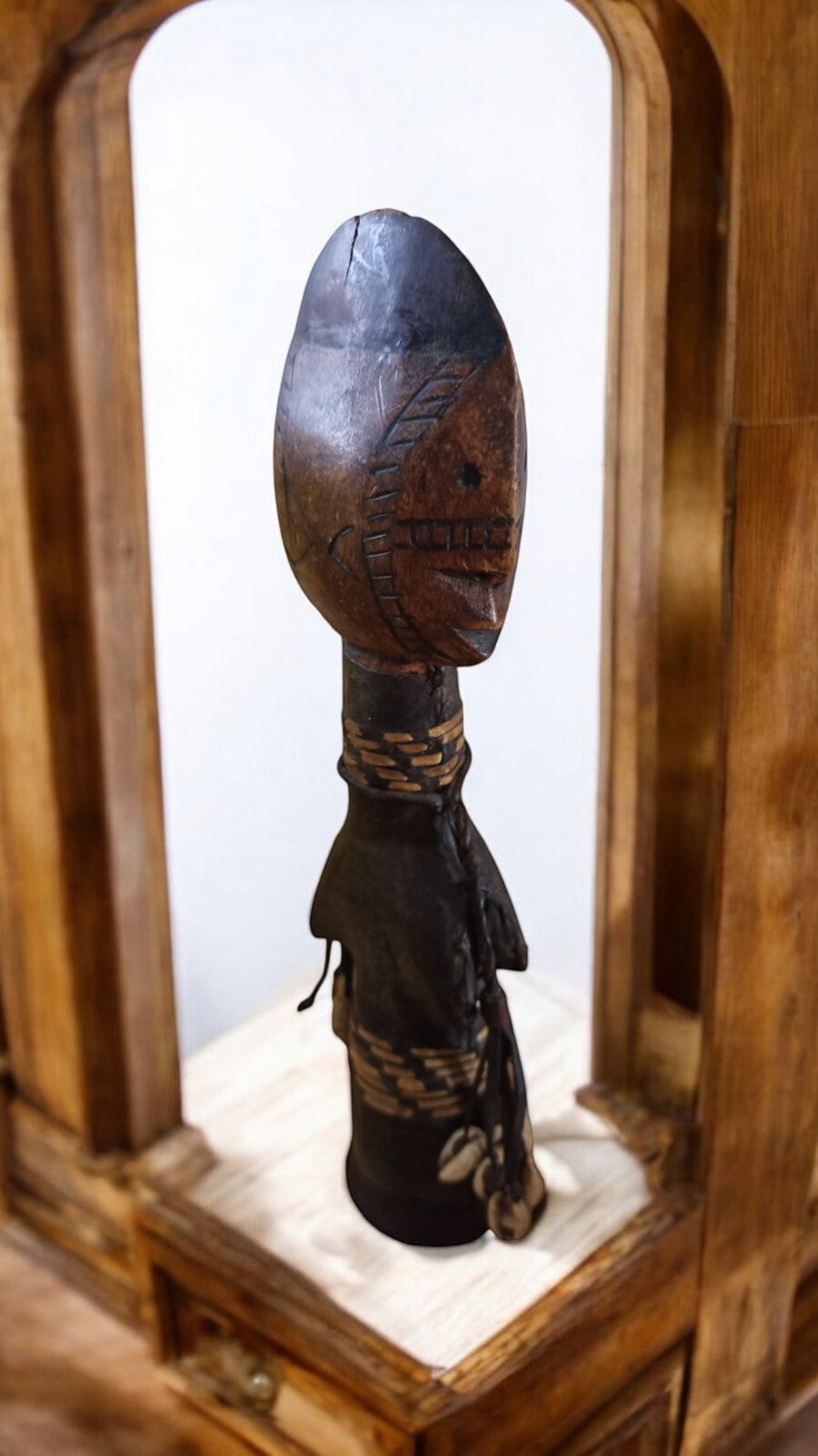 Statue Mossi Burkina Faso bois sculpté décor coquillages artisanat ethnique