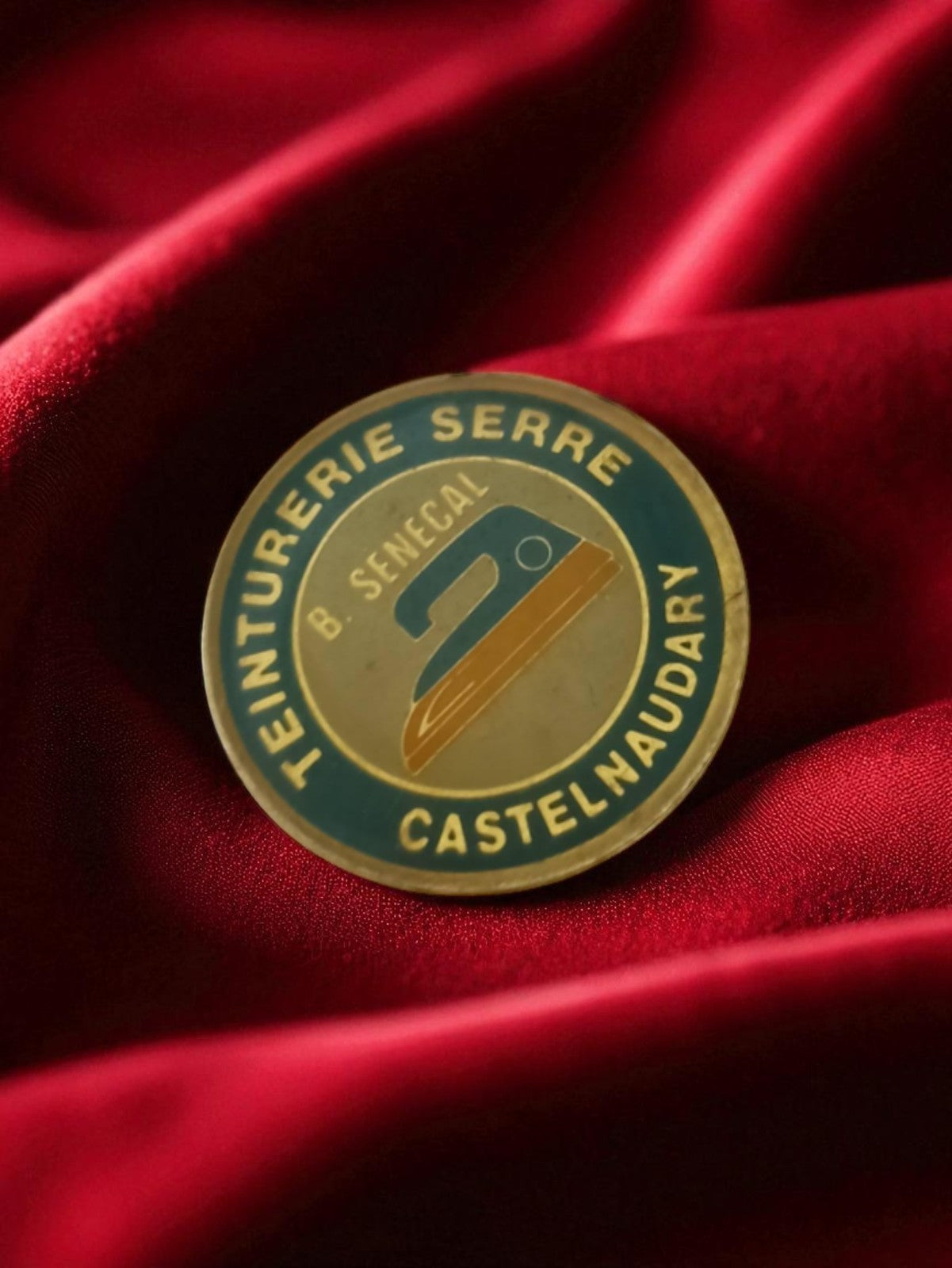 Pin's ancien Teinturerie Serre Castelnaudary vintage publicité rétro