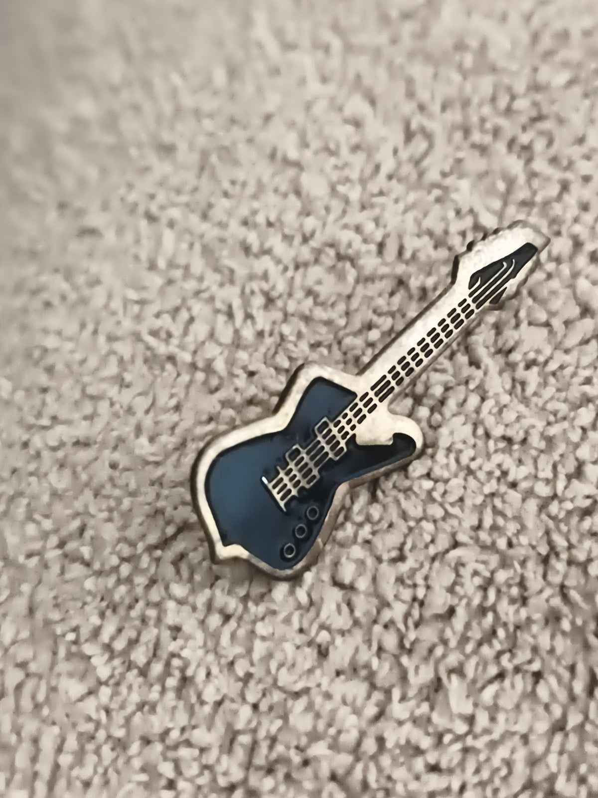 Pin's vintage guitare électrique bleu émail, badge musique rock années 80-90 (Re