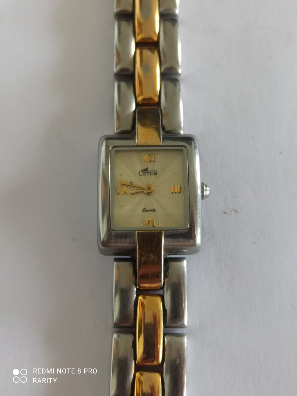 Montre femme Lotus quartz vintage, bracelet bicolore, cadran carré élégant
