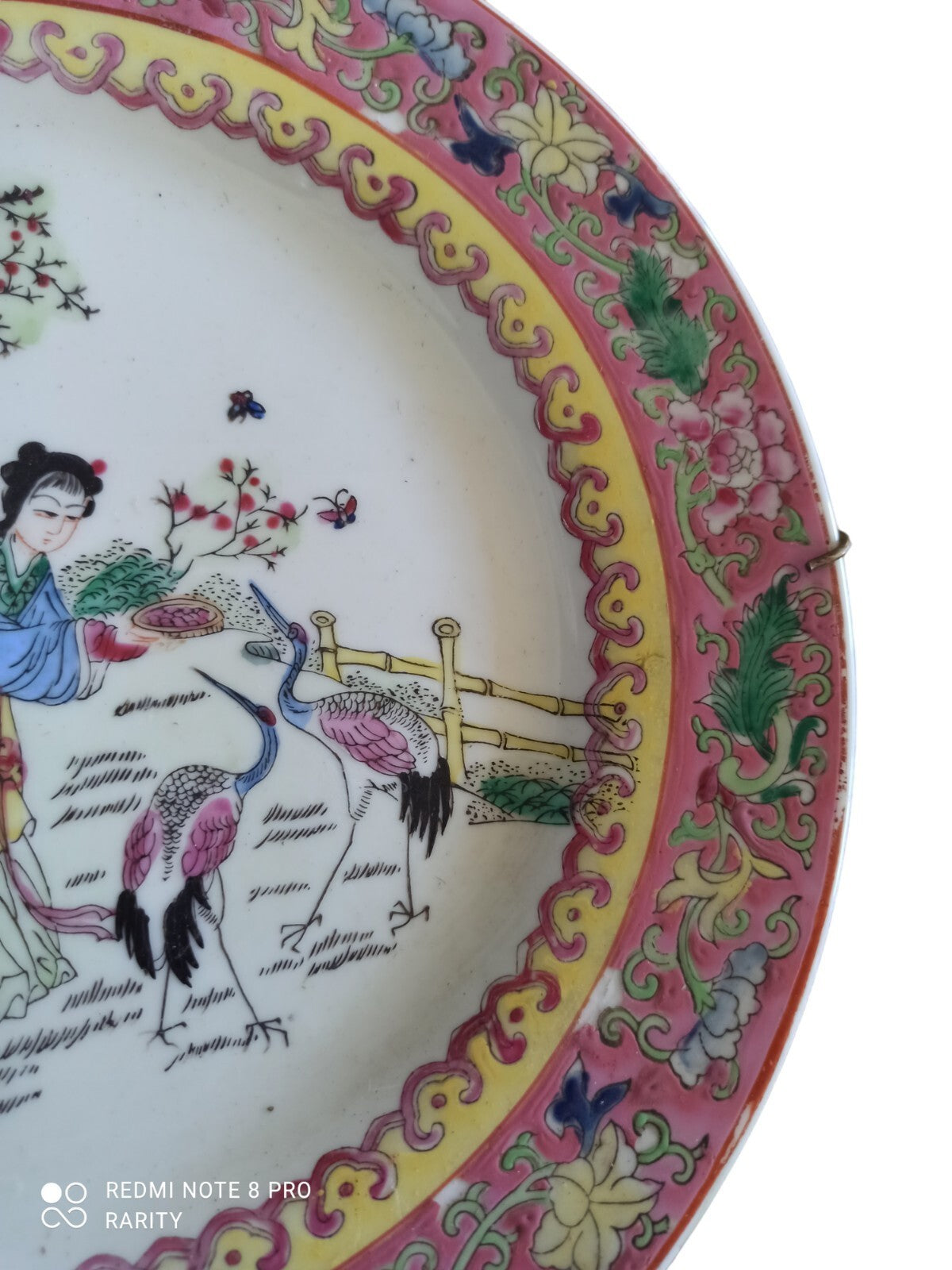 Assiette porcelaine chinoise décor femmes oiseaux émaillée rose jaune