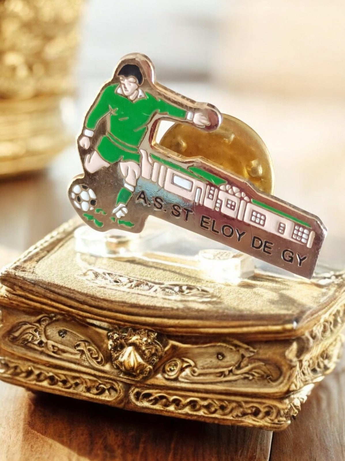 Pin's vintage football AS St Eloy de Gy joueur vert émaillé badge ancien