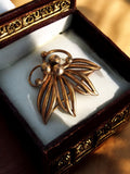 Broche vintage dorée feuille stylisée – Bijou fantaisie rétro élégant