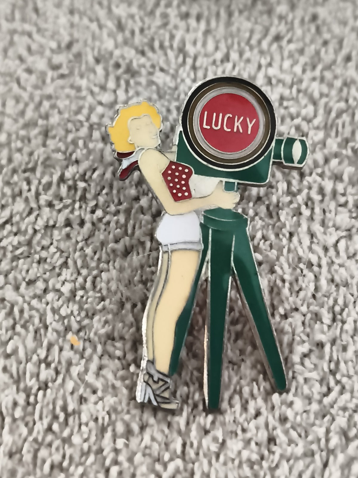 Pin's vintage LUCKY caméra trépied femme émaillé années 90 badge rétro (Ref 4)