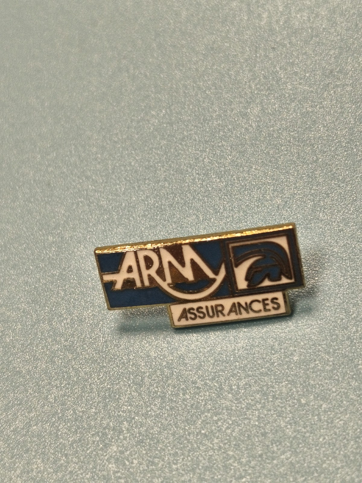 Vintage pin's ARM Assurances logo bleu blanc collection publicitaire (Ref 15)