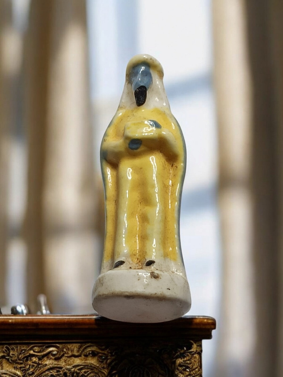 Fève santon ancien roi mage jaune bleu glaçure vintage crèche Provence
