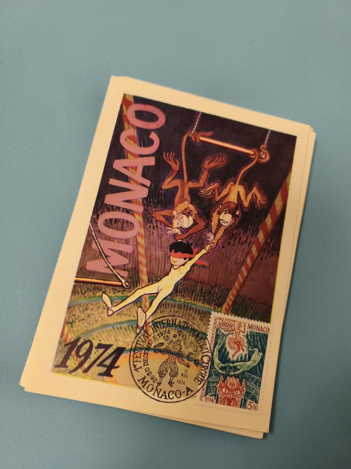 Carte postale Monaco Cirque 1974 timbrée, illustration trapézistes couleur