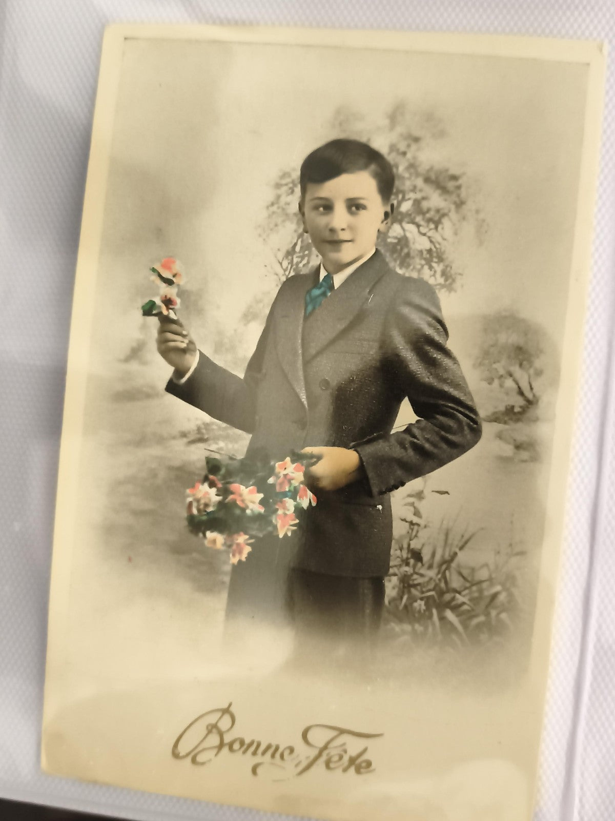 Carte postale ancienne Bonne Fête garçon costume fleurs CPA rétro