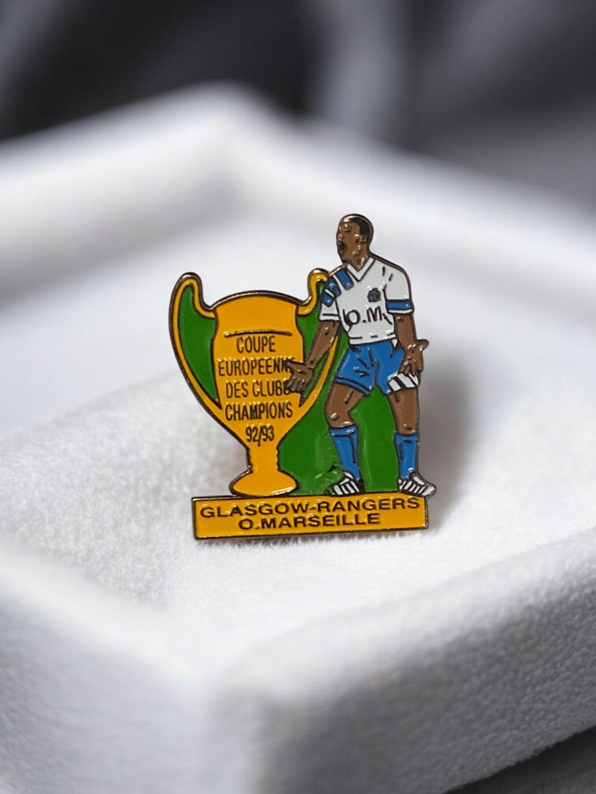 Pin's vintage OM Coupe d'Europe 1993 Glasgow Rangers badge football ancien