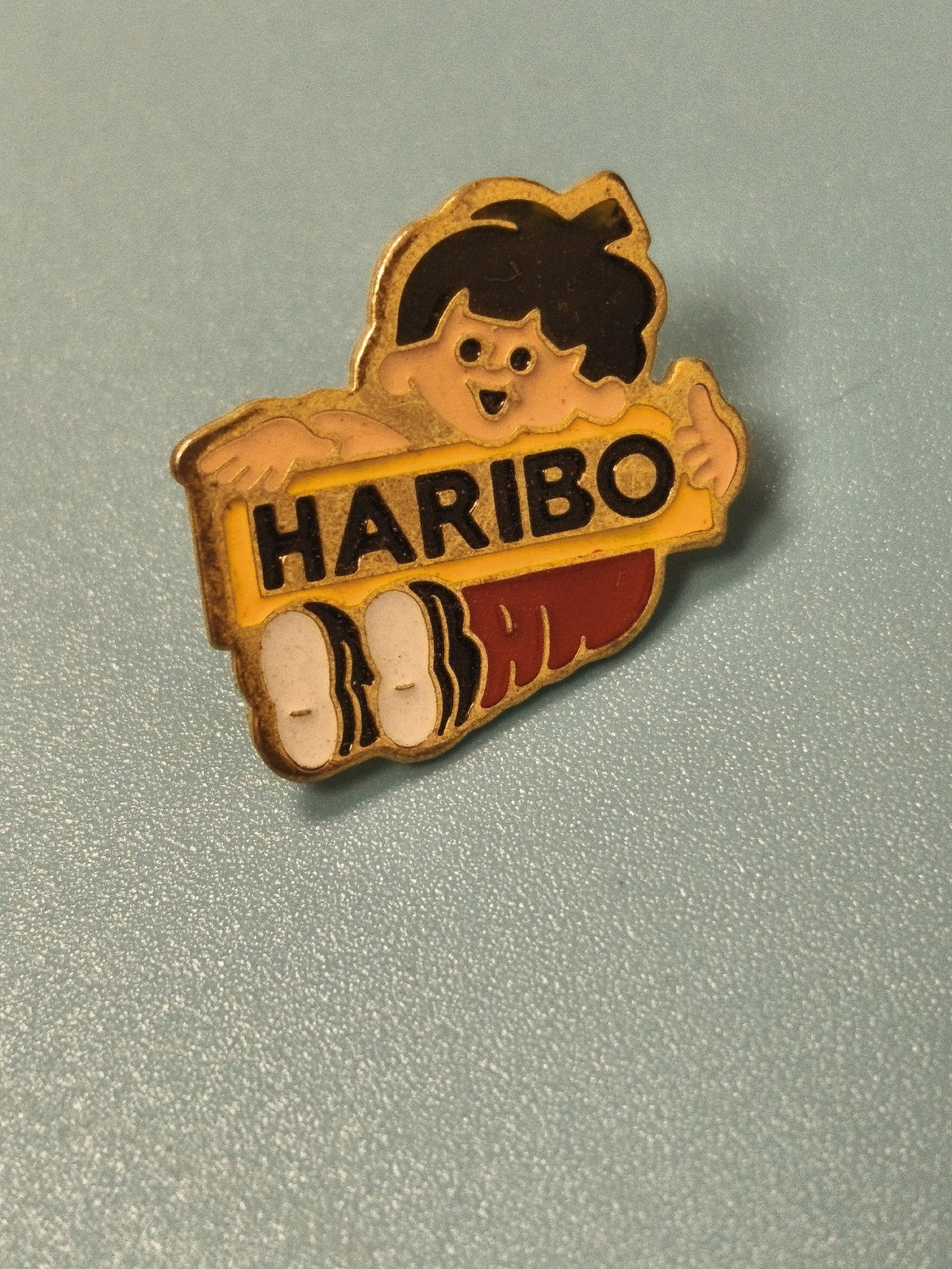 Vintage pin's HARIBO enfant logo jaune rouge collection bonbon ancien