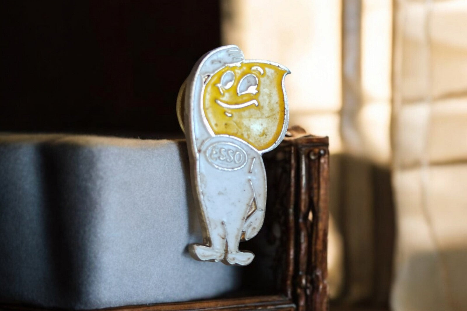 Pin's ancien Esso mascotte goutte jaune logo, vintage publicitaire rare
