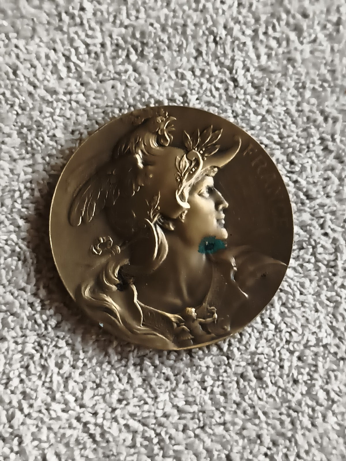 Médaille ancienne France Marianne relief, style Art nouveau, finition dorée