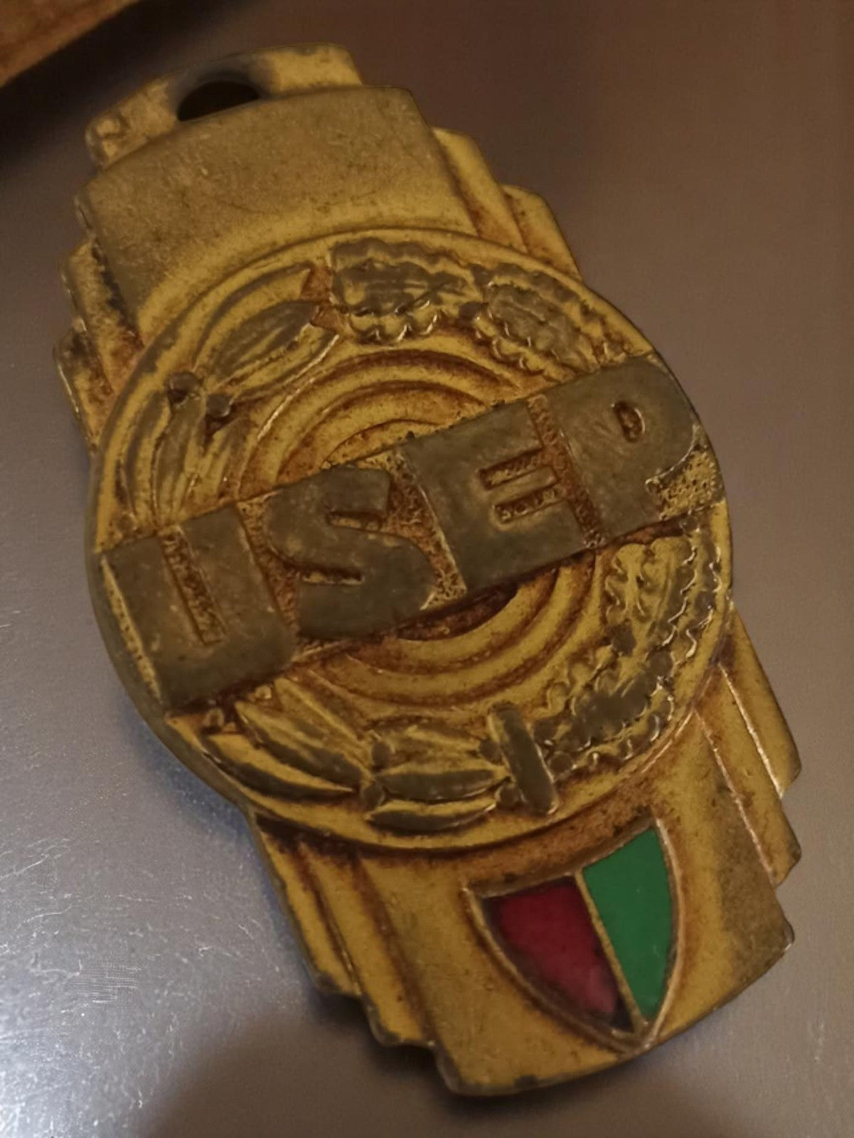 Médaille ancienne USEP métal doré bouclier émaillé rétro sport scolaire