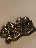 Broche vintage fantaisie bronze sorciers motif relief années 90