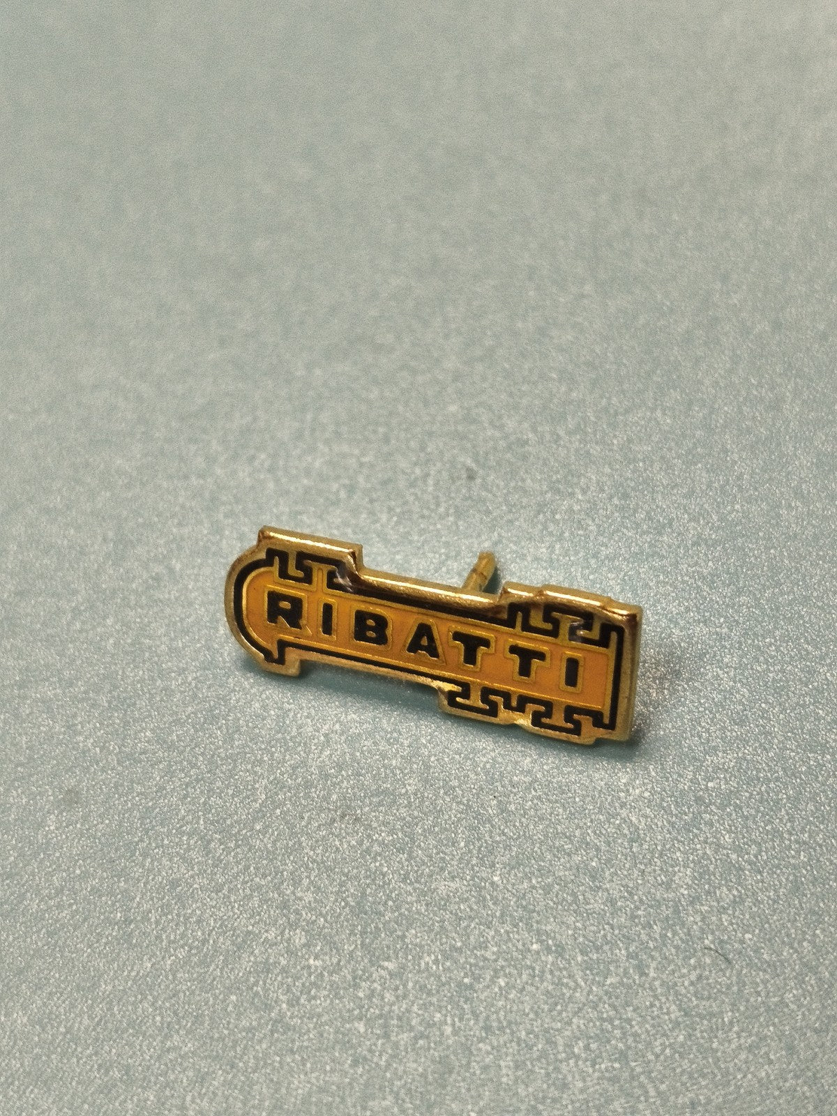 Vintage pin's publicitaire Ribatti émaillé jaune noir collection (Ref 14)