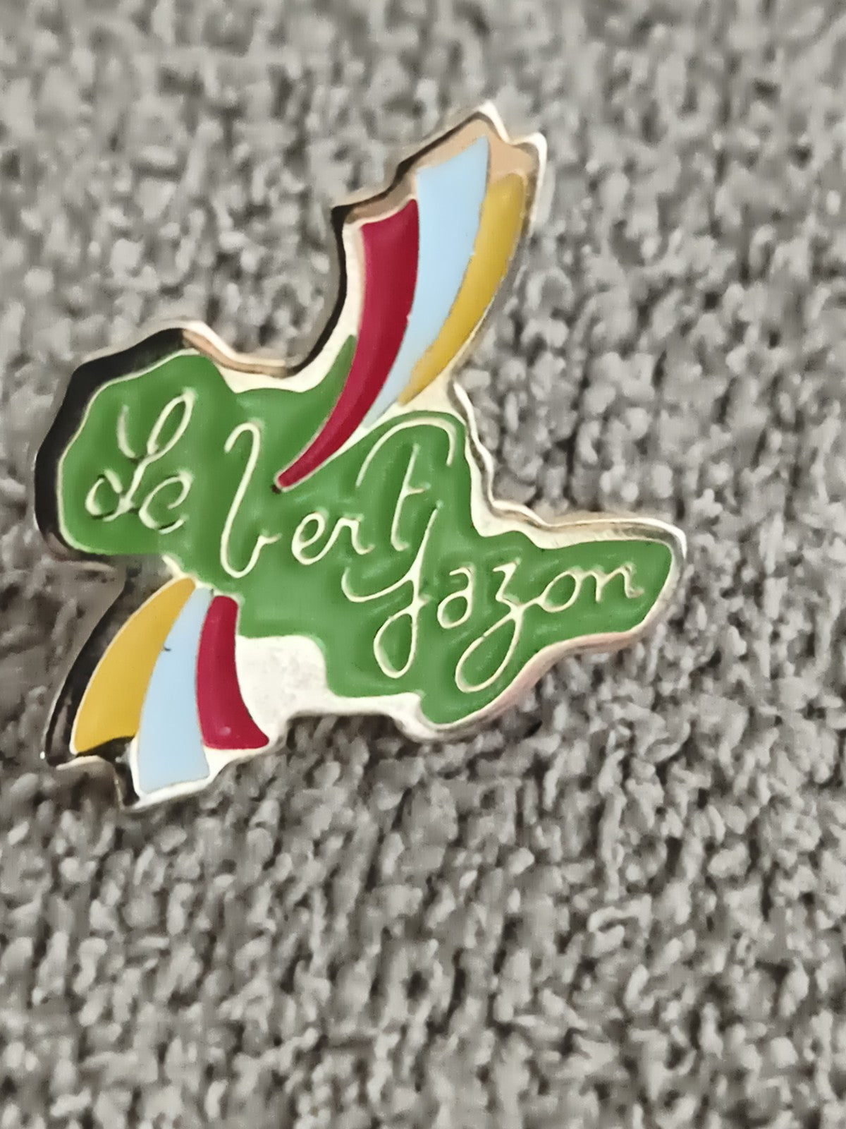 Pin's vintage Le Vert Gazon émail vert rouge bleu jaune (Ref 11) badge rétro