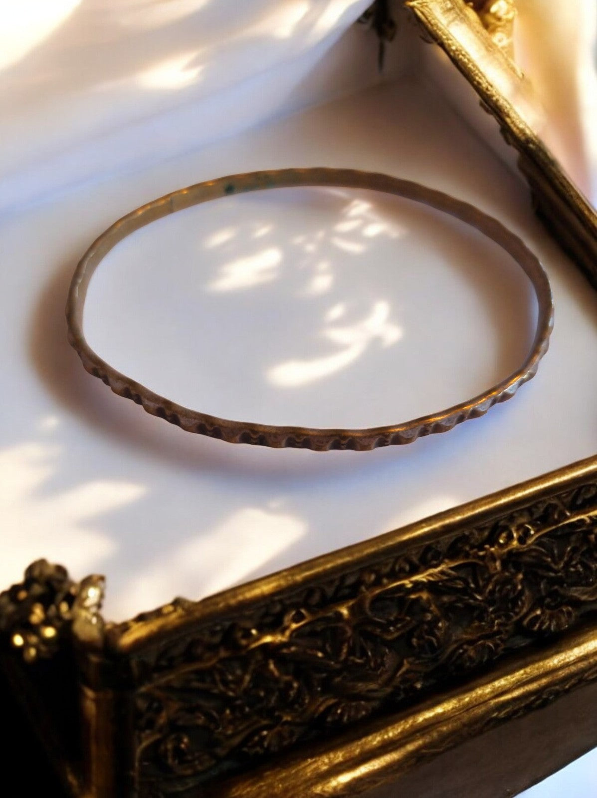 Bracelet jonc laiton doré martelé style Art Nouveau XIXe bijou femme