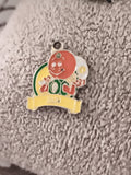 Pin's vintage JULES mascotte orange football émaillé vert jaune (Ref 11)