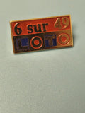 Vintage pin's Loto 6 sur 49, rectangulaire, émaillé rouge bleu (Ref 16)
