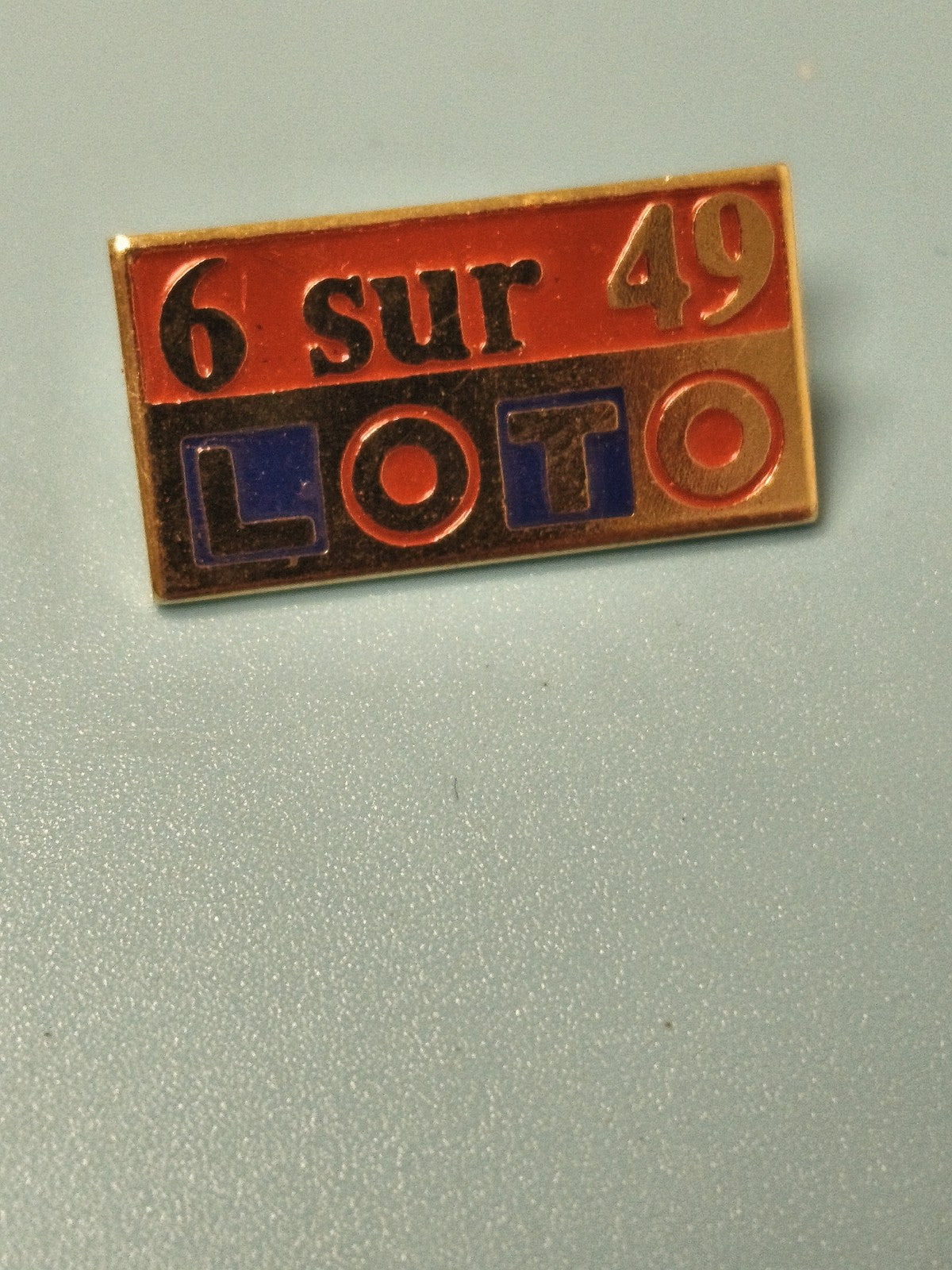 Vintage pin's Loto 6 sur 49, rectangulaire, émaillé rouge bleu (Ref 16)