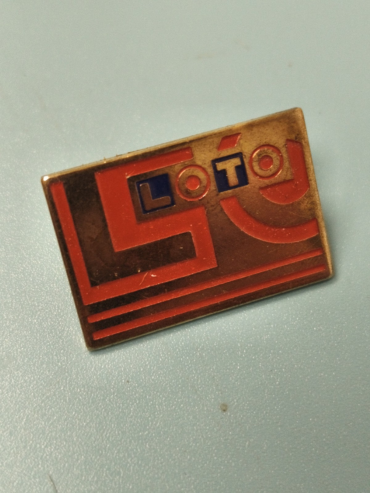 Vintage pin's Loto rectangulaire rouge et doré ancien jeu de hasard collection