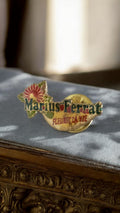 Pin's Marius Ferrat vintage émaillé fleur, badge publicitaire rare