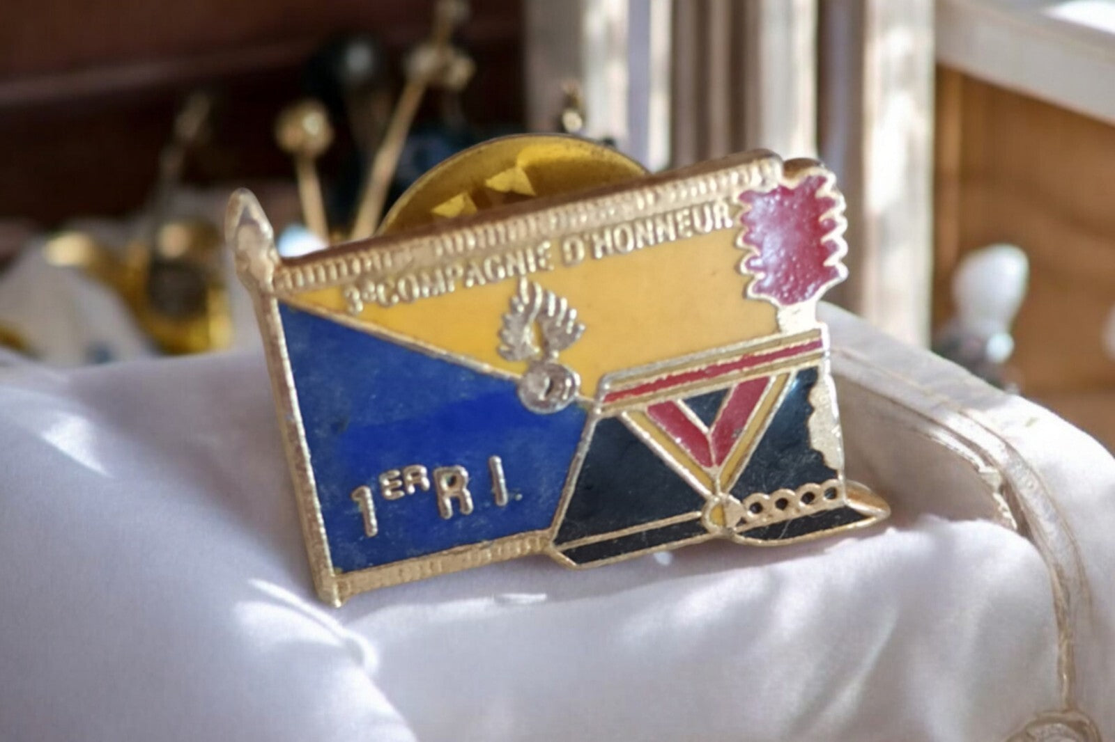 Pin's militaire 1er RI drapeau émaillé vintage armée française insigne régiment
